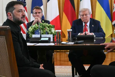 Trump meets Zelensky and European leaders in Washington DCFrench President Emmanuel Macron (2L) and US President Donald Trump (R) listen to Ukrainian President Volodymyr Zelensky speak during a meeting with European leaders in the East Room of the White House in Washington, DC, on August 18, 2025. European leaders join Ukrainian President Volodymyr Zelensky in talks with US President Donald Trump on August 18, as they try to find a way to end Russia's offensive.  The leaders heading to Washington on Monday to appear alongside Zelensky call themselves the "coalition of the willing." (Photo by ANDREW CABALLERO-REYNOLDS / AFP)Editoria: WARLocal: WashingtonIndexador: ANDREW CABALLERO-REYNOLDSSecao: diplomacyFonte: AFPFotógrafo: STF<!-- NICAID(16107758) -->