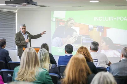 Ato de assinatura do programa Incluir + POA que disponibiliza 421 profissionais para qualificar o atendimento aos alunos com deficiência na rede municipal de educação<!-- NICAID(15575234) -->