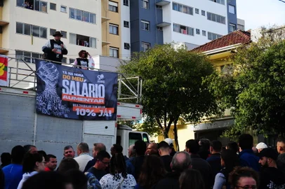 CAXIAS DO SUL, RS, BRASIL, 24/06/2023. Assembleia em frente ao Sindicato dos Metalúrgicos para definir o rumo da Campanha Salarial 2023. O presidente do sindicato, Assis Melo comandou as manifestações. (Porthus Junior/Agência RBS)<!-- NICAID(15465262) -->