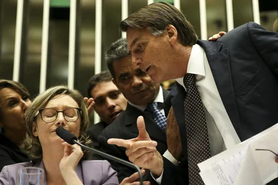 BRASÍLIA, Câmara dos Deputados, 14.9.2016 - O deputado Jair Bolsonaro discute com a deputada Maria do Rosário durante comissão geral, no plenário da Câmara dos Deputados, que discute a violência contra mulheres e meninas, a cultura do estupro, o enfrentamento à impunidade e políticas públicas de prevenção, proteção e atendimento às vítimas no Brasil<!-- NICAID(15979926) -->