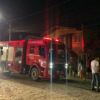 Bombeiros atendem incêndio no bairro Cruzeiro, em Caxias do Sul, na noite desta quinta-feira<!-- NICAID(15995251) -->