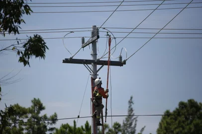 Xangri-la, RS, Brasil, 11-02-2024: Funcionários da Ceee Equatorial realizam reestabelecimento da energia elétrica após rompimento de cabo sobre a Estrada do Mar, que deixou condomínios sem luz. Foto: Mateus Bruxel / Agência RBS<!-- NICAID(15675963) -->