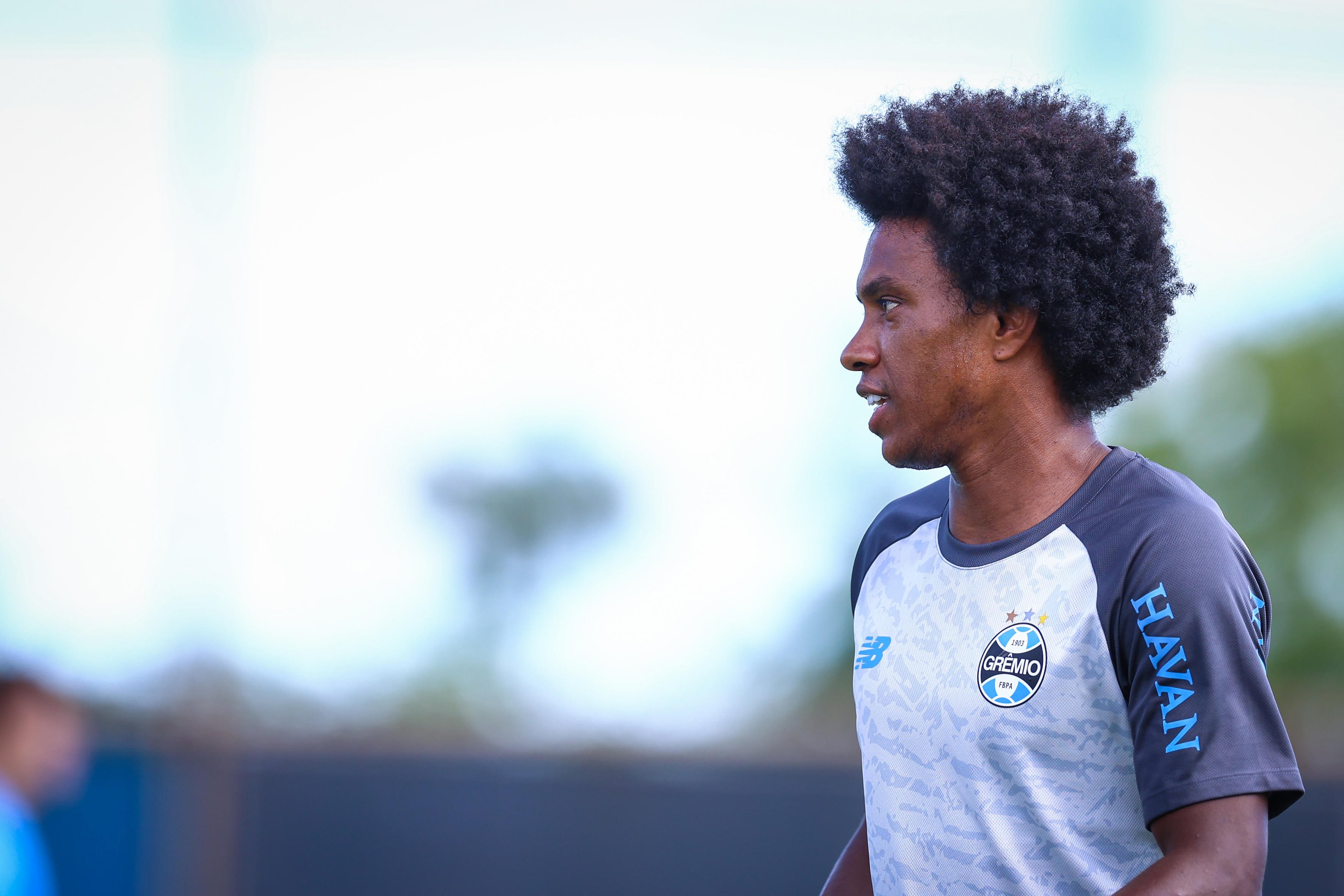 Grêmio abre negociação para rescindir com Willian