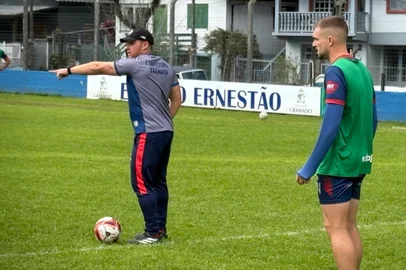 Treino do Gramadense em preparação para mais uma rodada da Divisão de Acesso.Na foto: técnico Gustavo Corrêa.<!-- NICAID(16347104) -->