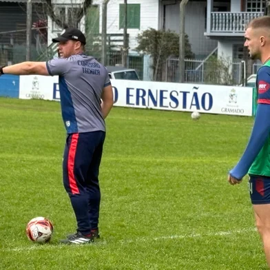 Treino do Gramadense em preparação para mais uma rodada da Divisão de Acesso.Na foto: técnico Gustavo Corrêa.<!-- NICAID(16347104) -->