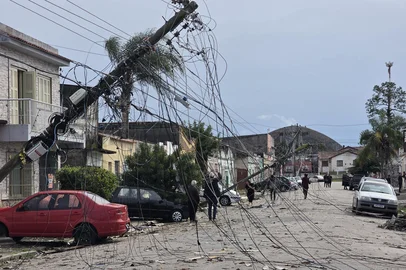 PELOTAS. 21.09.2016. “Minha casa está destruída”: aos 77 anos, morador vê imóvel onde vive há 60 anos ser devastado no sul do RS. Situação mostra a Rua Barão de Iguatemi, no bairro Simões Lopes. <!-- NICAID(16370221) -->