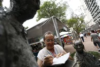 PORTO ALEGRE, RS, BRASIL, 30/10/2012, 14h: poetas escrevem poesia na Praça da Alfândega à convite de Zero Hora (Foto Félix Zucco/Agência RBS).