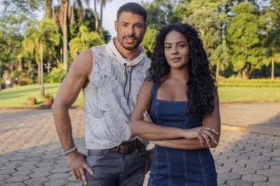 Maria de Fátima (Bella Campos) e César (Cauã Reymond), vale tudo<!-- NICAID(16017469) -->