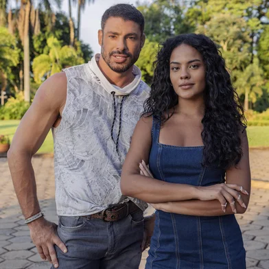 Maria de Fátima (Bella Campos) e César (Cauã Reymond), vale tudo<!-- NICAID(16017469) -->
