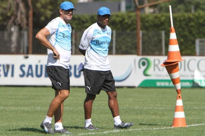 Renato Portaluppi e o auxiliar Roger Machado, ex-lateral, em treino no Olímpico<!-- NICAID(6723920) -->