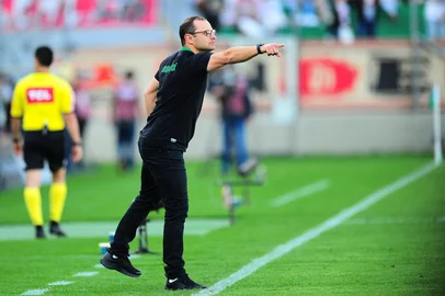 CAXIAS DO SUL, RS, BRASIL, 23/10/2022. Juventude x São Paulo, jogo válido pela 30ª rodada da série A do Campeonato Brasileiro e realizado no estádio Alfredo Jaconi. Na foto, técnico interino Lucas Zanella. (Porthus Junior/Agência RBS)<!-- NICAID(15243737) -->