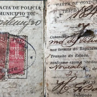 O leitor Adão Virissimo da Silveira enviou ao Almanaque Gaúcho a carta de condutor de veículo de tração animal do avô José Virissimo da Silveira.Emitido pela delegacia de polícia de Montenegro em 1939, o documento apresenta nome, idade, estatura, residência, foto e outras informações do condutor de veículo de tração animal. O agricultor também autorizou o filho Manturin a dirigir a sua carreta. A família morava no interior do município, no Vale do Caí. A carta de condutor estava prevista no Regulamento de Trânsito do Estado.<!-- NICAID(15901745) -->