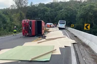 Ao menos três pessoas ficam em estado grave após acidente entre microônibus e caminhão na RS-122, em Flores da Cunha<!-- NICAID(16038642) -->