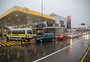 Chuva e bloqueio de estradas dificultam entrega de combustíveis; há filas em postos