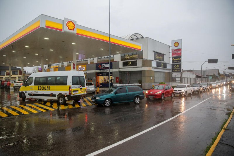 CAXIAS DO SUL, RS, BRASIL, 02/05/2024. Motoristas lotam postos em Corrente com medo de ficar sem combustíveis. (Neimar De Cesero/Agência RBS)<!-- NICAID(15751423) -->