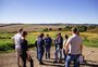 Técnicos da Fepam analisam condições ambientais na área do aeroporto de Vila Oliva, em Caxias