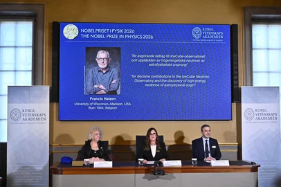 Eva Olsson, Ellen Moons, and Mark Pearce sit in front of a screen displaying Francis Halzen as the recipient of the 2026 Nobel Prize in Physics during a press conference at the Royal Swedish Academy of Sciences in Stockholm, Sweden, on October 6, 2026. Belgian physicist Francis Halzen won the Nobel Prize in Physics for work on subatomic particles at the South Pole, the Nobel jury said. (Photo by Christine OLSSON / TT NEWS AGENCY / AFP) / Sweden OUT / SWEDEN OUT / SWEDEN OUTEditoria: HUMLocal: StockholmIndexador: CHRISTINE OLSSONSecao: physicsFonte: TT NEWS AGENCYFotógrafo: STR<!-- NICAID(16381217) -->