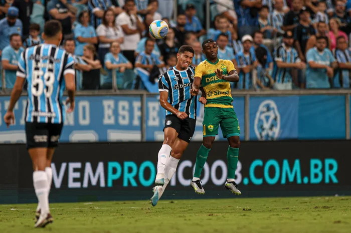 Lateral-esquerdo Zé Guilherme, 19 anos, fez sua estreia como titular da equipe profissional do Grêmio.