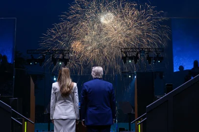Military Parade to mark 250th anniversary of the founding of the US ArmyUS President Donald Trump and First Lady Melania Trump watch fireworks after the Army 250th Anniversary Parade in Washington, DC on June 14, 2025. US President Donald Trump reveled in a long dreamt-of military parade on his 79th birthday Saturday, as demonstrators across the country branded him a dictator in the biggest protests since his return to power. (Photo by Doug MILLS / POOL / AFP)Editoria: POLLocal: WashingtonIndexador: DOUG MILLSSecao: armed ForcesFonte: POOLFotógrafo: STR<!-- NICAID(16059956) -->