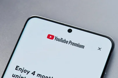 New york, USA - September 28, 2020: Menu in premium youtube smartphone app on screen close up viewFonte: 381390470<!-- NICAID(15501303) -->