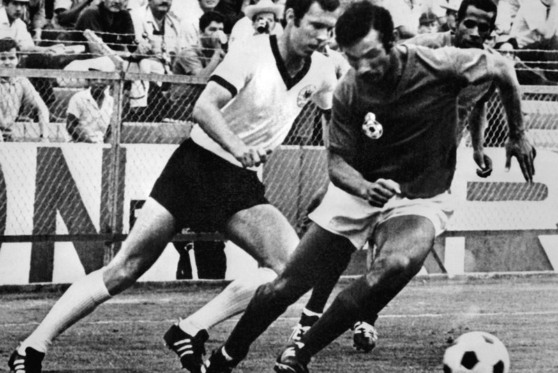 DOMI 335578(FILES) West German midfielder Franz Beckenbauer (L) fights for the ball with Moroccan Benkhrif Boujemaa as Mohammed El Filali (back) looks on  during the World Cup first round soccer match between West Germany and Morocco 03 June 1970 in Leon. Franz Beckenbauer died aged 78 the German football association announced on January 8, 2024. (Photo by STAFF / AFP)Editoria: SPOLocal: LeónIndexador: STAFFSecao: soccerFonte: AFPFotógrafo: STF<!-- NICAID(15645091) -->