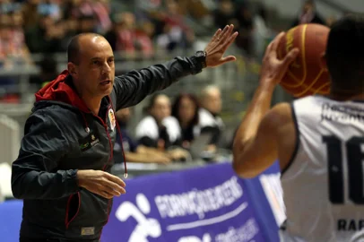 CAXIAS DO SUL, RS, BRASIL, 28/11/2023. Caxias do Sul Basquete x São Paulo, jogo válido pela 10ª rodada do Novo Basquete Brasil - NBB 2023/2024 - realizado no ginásio do Sesi. (Porthus Junior/Agência RBS)<!-- NICAID(15611298) -->