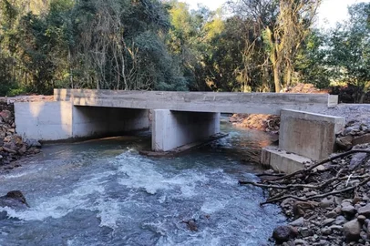 A prefeitura de Nova Prata anunciou nesta quarta-feira (2) que foi concluída a reconstrução da ponte da comunidade Boareto, localizada sobre o Arroio Boareto, no interior do município. A obra foi realizada pela empresa Forte Pré-Moldados e Estruturas Metálicas LTDA, contratada via licitação. A nova estrutura, feita em concreto armado moldado, possui 10 metros de extensão e seis metros de largura.<!-- NICAID(16071688) -->