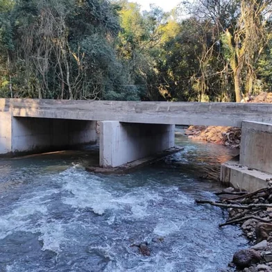 A prefeitura de Nova Prata anunciou nesta quarta-feira (2) que foi concluída a reconstrução da ponte da comunidade Boareto, localizada sobre o Arroio Boareto, no interior do município. A obra foi realizada pela empresa Forte Pré-Moldados e Estruturas Metálicas LTDA, contratada via licitação. A nova estrutura, feita em concreto armado moldado, possui 10 metros de extensão e seis metros de largura.<!-- NICAID(16071688) -->