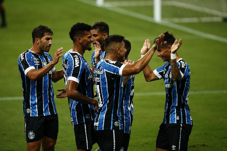 Atacante do Grêmio desperta interesse do Santos, mas clube gaúcho nega contatos oficiais