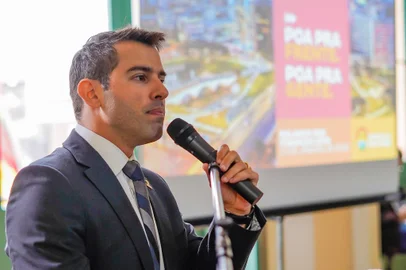O resultado do desempenho das finanças de Porto Alegre em 2019 foi apresentado pelo prefeito Nelson Marchezan Júnior e pelo secretário municipal da Fazenda, Leonardo Busatto, nesta terça-feira (21), durante entrevista coletiva à imprensa, realizada no Salão Nobre do Paço Municipal.Na foto: Fala do secretário municipal da Fazenda, Leonardo Busatto.Foto: Cesar Lopes/PMPAIndexador: Cesar Lopes/PMPA<!-- NICAID(14393927) -->