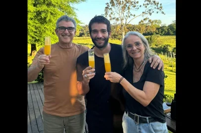 Humberto Carrão foi conhecer o Los Abuelos Finco Retiro e teve acolhida de Verinha e Sagui Millmann<!-- NICAID(16151470) -->