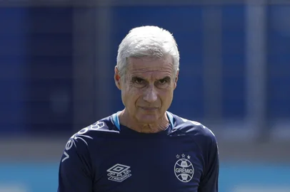 PORTO ALEGRE, RS, BRASIL, 05-01-2026: O técnico Luís Castro comanda o primeiro treino aberto do Grêmio em 2026, no CT Luiz Carvalho. Foto: Mateus Bruxel/Agência RBSIndexador: MATEUS BRUXEL<!-- NICAID(16198221) -->