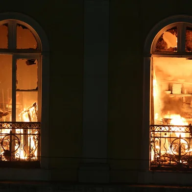 PORTO ALEGRE, RS, BRASIL, 06-07-2013 : Incêndio atinge o Mercado Público de Porto Alegre. (Foto: BRUNO ALENCASTRO/Agência RBS, Editoria Geral)<!-- NICAID(9550613) -->