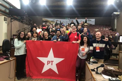 O diretório do Partido dos Trabalhadores (PT) em Caxias do Sul está com um novo presidente. Com uma diferença de apenas 13 votos, Henrique Lisboa venceu o Processo de Eleições Diretas (PED) contra Gabriel Godoy. A disputa, que foi para o 2º turno, ocorreu neste domingo (27), na Câmara de Vereadores. <!-- NICAID(16088911) -->