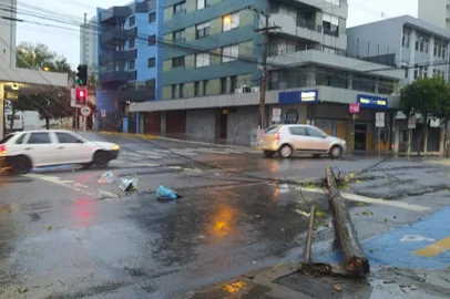 Poste caído atrapalha trânsito na Rua Os Dezoito de Forte em Caxias<!-- NICAID(15098975) -->