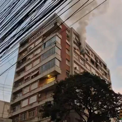 Incêndio atinge apartamento em prédio residencial no bairro Independência, em Porto Alegre<!-- NICAID(16305679) -->