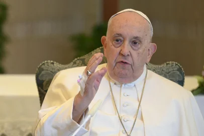 This handout photograph taken and released by the Vatican press office on November 26, 2023, shows Pope Francis (R) reciting the Angelus Prayer flanked by Mons. Paolo Braida (L) in his residence at the Vatican. Pope Francis will recite Sunday's Angelus prayer from his residence rather than overlooking St Peter's Square as he deals with a mild bout of flu, the Vatican press service said. The Argentinian pontiff, 86, on November 25, 2023 had a CT scan which ruled out any pulmonary complications and cancelled audiences for the day as the Vatican said he was recuperating from a "light flu". (Photo by Handout / VATICAN MEDIA / AFP) / RESTRICTED TO EDITORIAL USE - MANDATORY CREDIT "AFP PHOTO /  HO / VATICAN MEDIA" - NO MARKETING NO ADVERTISING CAMPAIGNS - DISTRIBUTED AS A SERVICE TO CLIENTS<!-- NICAID(15609600) -->