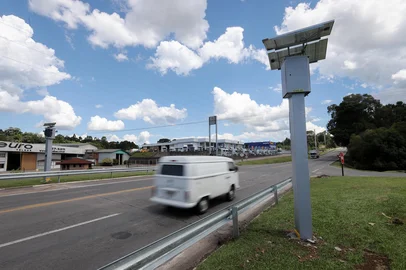CAXIAS DO SUL, RS, BRASIL, 17/01/2025. A Concessionária da Serra Gaúcha (CSG) confirmou nesta quinta-feira (16) a instalação de 10 novos pontos de controle eletrônico de velocidade nas rodovias que ela administra na Serra. Na foto, equipamento instalado da RS-453, Rota do Sol, em frente à Fundação Marcopolo. (Bruno Todeschini/Agência RBS)Indexador: Bruno Todeschini<!-- NICAID(15955842) -->