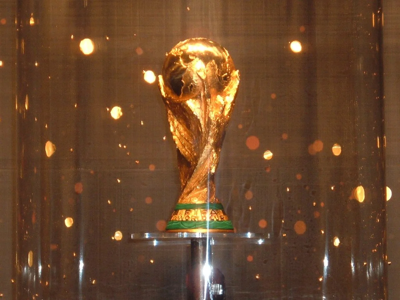 “the world cup trophy” por Rafael Alvez/CC BY-NC-SA 2.0