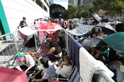BILHETERIA DO ALLIANZ PARQUE INGRESSOS PARA SHOW DE TAYLOR SWIFTSP - BILHETERIA-ALLIANZ-PARQUE-INGRESSOS-PARA-SHOW-TAYLOR-SWIFT - GERAL - Fila na bilheteria do Allianz Parque em São Paulo (SP), nesta quinta-feira (22), para compra de ingressos para o show da cantora Taylor Swift. 22/06/2023 - Foto: RENATO S. CERQUEIRA/FUTURA PRESS/FUTURA PRESS/ESTADÃO CONTEÚDOEditoria: GERALLocal: SÃO PAULOIndexador: RENATO S. CERQUEIRAFotógrafo: FUTURA PRESS<!-- NICAID(15463615) -->