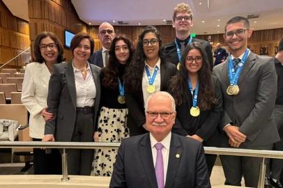 A equipe competidora da Liga Acadêmica de Direito Civil (LadCivil) da Faculdade de Direito da UFRGS foi a maior medalhista na final da 11ª Olimpíada de Conhecimento Jurídico, promovida pela Academia Brasileira de Direito Civil (ABDC) em 2024.Com o ministro do STF Edson Fachin.<!-- NICAID(15924891) -->