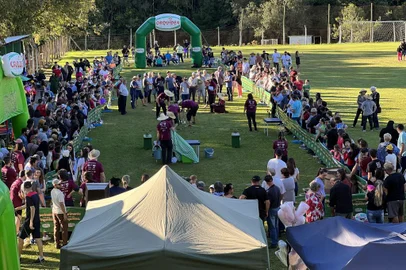 Começaram neste domingo (30) os Jogos Coloniais da 18ª Fenavinho, evento que mobiliza o interior de Bento Gonçalves. A primeira etapa dos jogos ocorreu em São Pedro, e contou com 152 inscritos. O objetivo das atividades é resgatar a cultura e as tradições legados à região pelos imigrantes. A programação dos jogos se estende pelos próximos quatro domingos (7, 14, 21 e 28 de maio) e grande final será disputada no dia 13 de junho, no Parque de Eventos. <!-- NICAID(15416415) -->