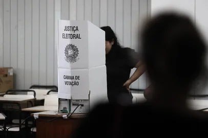 CAXIAS DO SUL, RS, BRASIL, 27/10/2024. Eleições 2024: Imagens gerais do segundo turno das eleições municipais, em Caxias do Sul. (Bruno Todeschini/Agência RBS)Indexador: Bruno Todeschini<!-- NICAID(15900343) -->