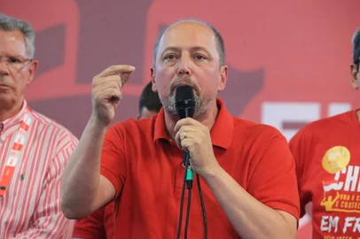 PORTO ALEGRE,RS,BRASIL.2023,12,09.Eleiçoes no Inter,Alessandro Barcellos foi reeleito presidente do Inter em eleição realizada neste sábado (8). Representando a chapa "Em Frente! Pelo Inter, pela torcida!", o atual dirigente do Colorado obteve 15.994 (53,68%) votos, contra 13.531 (45,41%%) de Roberto Melo, da chapa "Gigante de Novo". O novo mandato vai até 2026.(RONALDO BERNARDI/AGENCIA RBS).<!-- NICAID(15621507) -->