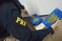 Polícia Rodoviária Federal (PRF) prendeu um suspeito de 35 anos que transportava cocaína e crack em um Fiesta, na tarde deste sábado (13), na BR 101, em Torres, no Litoral Norte.<!-- NICAID(15649753) -->