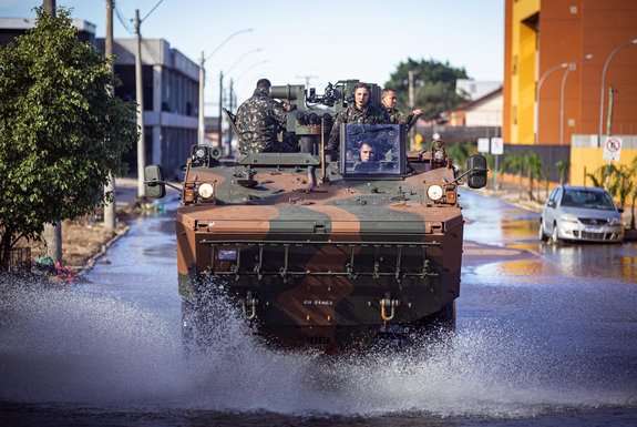 Tanque Anfibio - Missão Humanitária no bairro Centro Novo em Eldorado do Sul. Fotos: Matheus Pé/EspecialIndexador: Marina Ceresa<!-- NICAID(15765062) -->