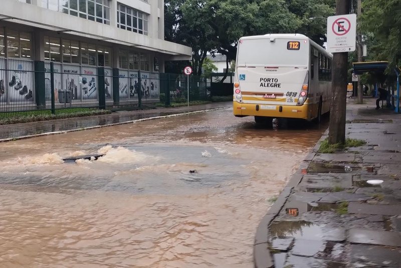 Bueiros vertem água no Quarto Distrito e situação causa alagamento na Voluntários da Patria. Porto Alegre, 2/5/2024<!-- NICAID(15752134) -->