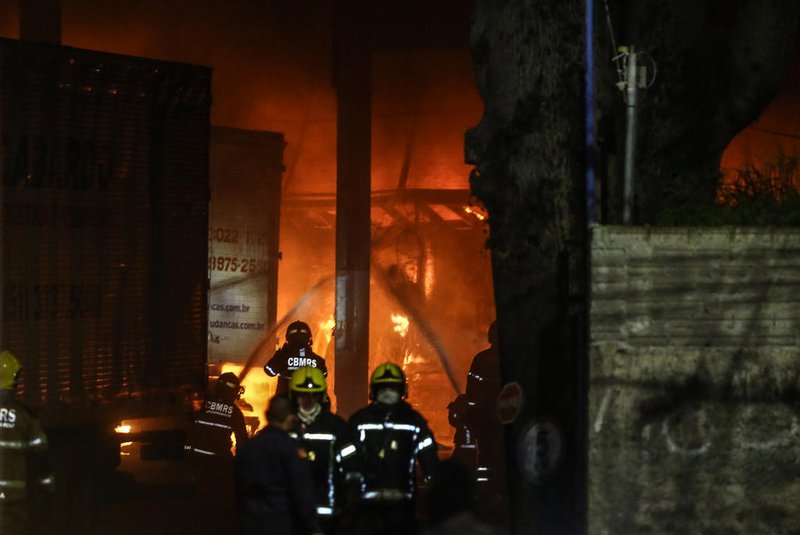 Incêndio atinge prédio comercial no bairro Medianeira - André Ávila/Agencia RBSIndexador: Andre Avila<!-- NICAID(15485997) -->