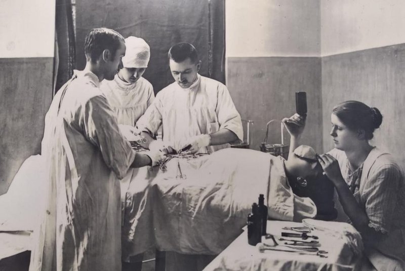 O médico suíço Dr. Pedro Eggler operando no hospital de Monte Alverne, interior de Santa cruz do Sul/RS, nos anos 20. Acervo de Heinz Weiss<!-- NICAID(15723751) -->