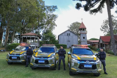 Na manhã desta sexta-feira, 23 de maio, o 4º Batalhão de Polícia de Choque da Brigada Militar recebeu 03 (três) novas viaturas semi-blindadas modelo Mitsubishi/Pajero Sport. Os veículos serão utilizados nas ações de patrulhamento e enfrentamento à criminalidade realizadas pela unidade.<!-- NICAID(16045060) -->
